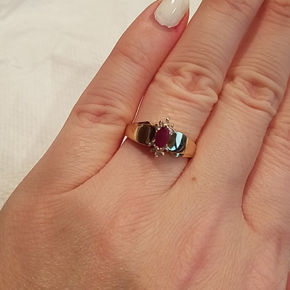 *SOLD* 10k yellow gold ruby & diamond ring - Picture 5 of 6